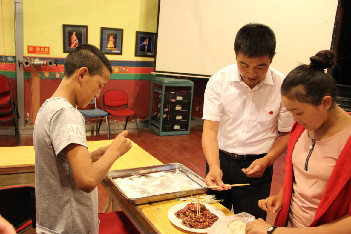 關愛孤兒 共度佳節 千喜鶴領導看望藏族孤兒