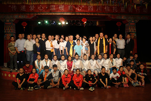 千喜鶴劉延云董事長北京西藏文化園看望藏族孤兒